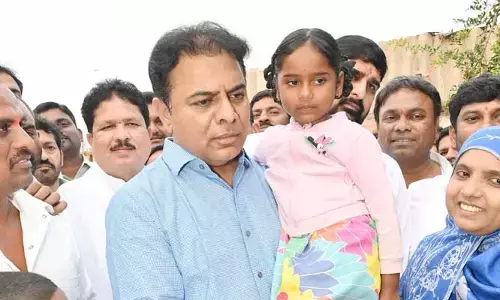 KTR: వేదశ్రీ కుటుంబాన్ని పరామర్శించిన కేటీఆర్.. ఆర్థికసాయం