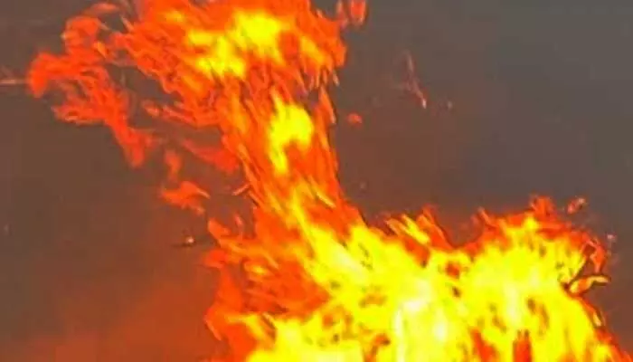 Fire Accident: పాతబస్తీలో భారీ అగ్ని ప్రమాదం.. ఇద్దరు మృతి, మరొకరికి గాయాలు Fire Accident: పాతబస్తీలో భారీ అగ్ని ప్రమాదం.. ఇద్దరు మృతి, మరొకరికి గాయాలు