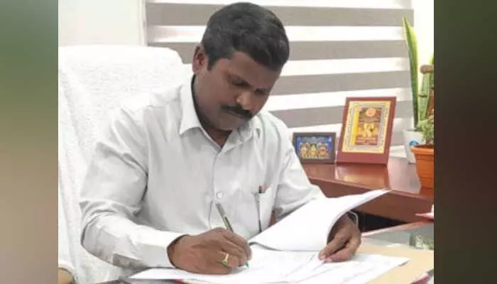 ఇందూర్ బల్దియా నూతన కమిషనర్ బాధ్యతల స్వీకరణ.. ఇందూర్ బల్దియా నూతన కమిషనర్ బాధ్యతల స్వీకరణ..
