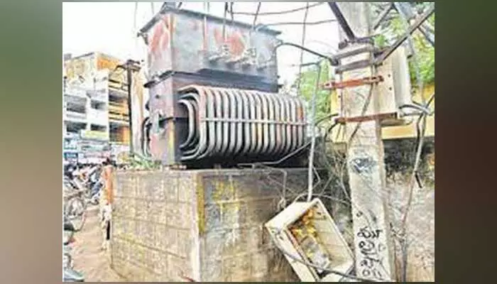 transformer : ప్రమాదకరంగా ఉన్న ట్రాన్స్ఫార్మర్ ని తొలగించండి.. transformer : ప్రమాదకరంగా ఉన్న ట్రాన్స్ఫార్మర్ ని తొలగించండి..