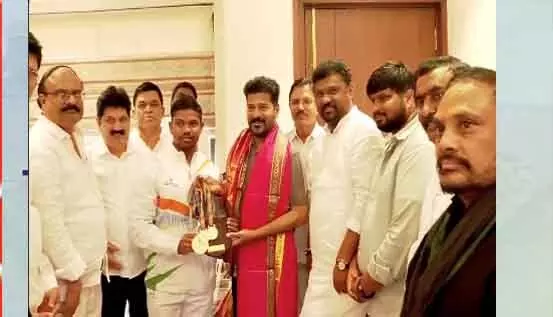 CM Revanth Reddy : సీఎం రేవంత్ రెడ్డిని కలిసిన పవర్ లిఫ్టింగ్ క్రీడాకారుడు మోడెం వంశీ CM Revanth Reddy : సీఎం రేవంత్ రెడ్డిని కలిసిన పవర్ లిఫ్టింగ్ క్రీడాకారుడు మోడెం వంశీ