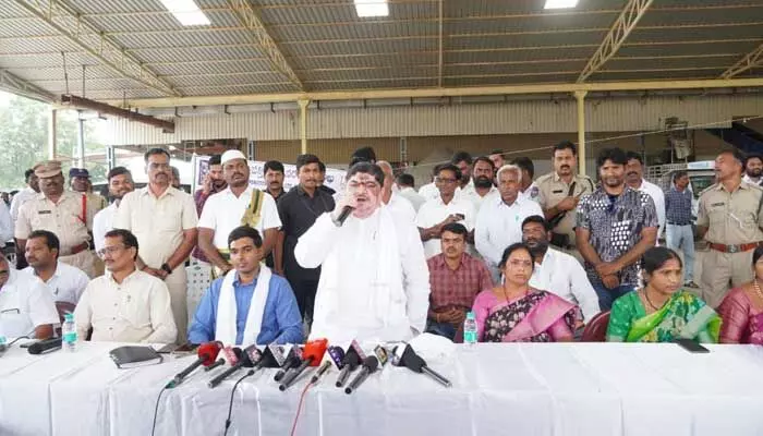 Minister Ponnam Prabhakar : రైతులు కనీస మద్దతు ధర కంటే తక్కువగా అమ్ముకోవద్దు Minister Ponnam Prabhakar : రైతులు కనీస మద్దతు ధర కంటే తక్కువగా అమ్ముకోవద్దు