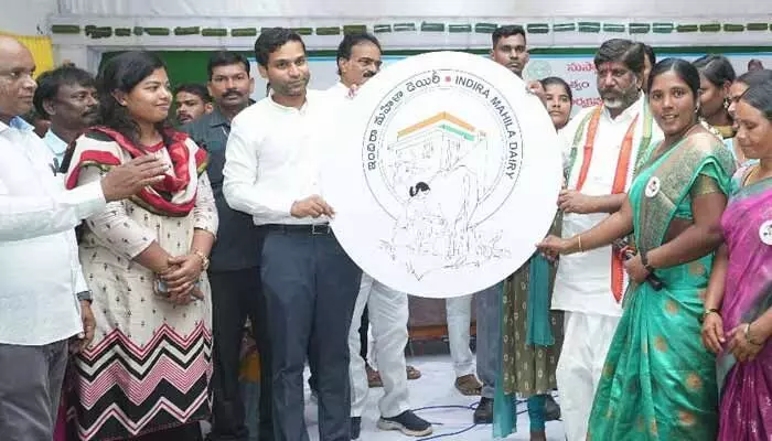 Deputy CM : దేశం మన వైపు చూసేలా ఇందిరా మహిళా డెయిరీలు విజయం సాధించాలి Deputy CM : దేశం మన వైపు చూసేలా ఇందిరా మహిళా డెయిరీలు విజయం సాధించాలి