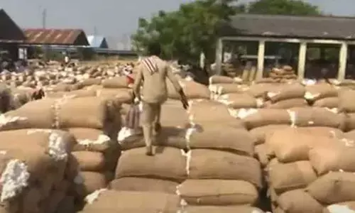 Enumamu market : ఆరని పత్తి రైతుల ఆవేదన !