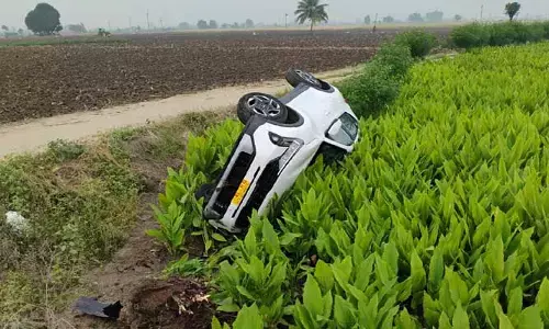 car Accident : అదుపుతప్పి కారు బోల్తా.. యువకుడికి గాయాలు..