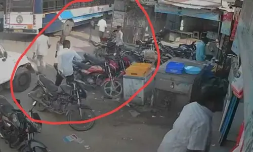 crime news : కలిసొచ్చిన ఫోన్ సంభాషణ.. కనుసైగలతో రూ.3.50 లక్షలు చోరీ..