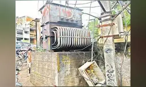 transformer : ప్రమాదకరంగా ఉన్న ట్రాన్స్ఫార్మర్ ని తొలగించండి..