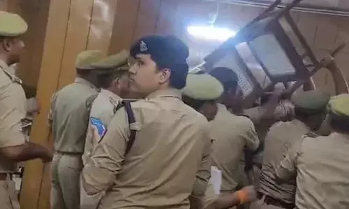 Ghaziabad Court : జడ్జి వర్సెస్ లాయర్.. ఘజియాబాద్ కోర్టులో ఉద్రిక్తత