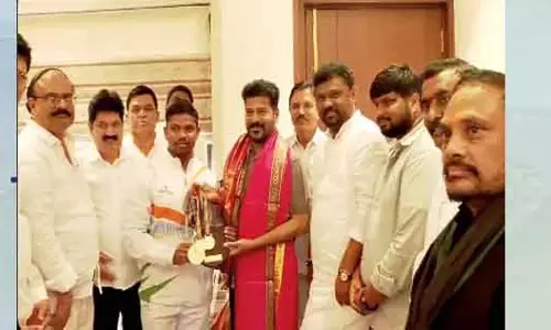 CM Revanth Reddy : సీఎం రేవంత్ రెడ్డిని కలిసిన పవర్ లిఫ్టింగ్ క్రీడాకారుడు మోడెం వంశీ