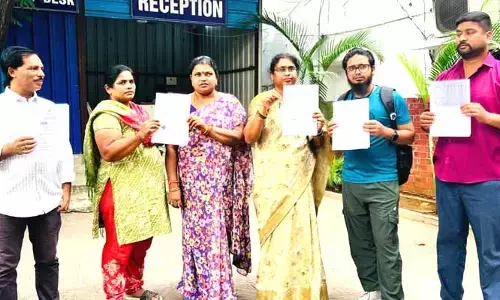 Fraud : డబుల్​ బెడ్​ రూం ఇండ్ల పేరుతో మోసం