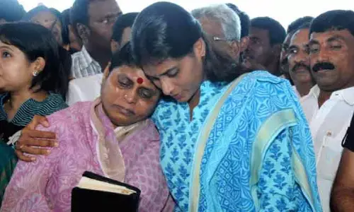 షర్మిలకు అన్యాయం జరిగింది: వైఎస్ విజయమ్మ