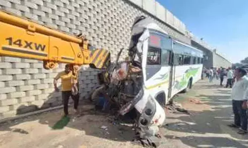 Accident: ఫ్లైఓవర్‌కు ఢీకొన్న బస్సు.. 12 మంది దుర్మరణం
