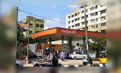 భాగ్యనగరంలో తగ్గిన పెట్రోల్ రద్దీ