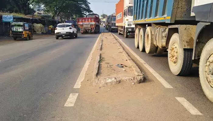 Tallada : ప్రమాదాలకు నిలయంగా తల్లాడ మండల రహదారి.. Tallada : ప్రమాదాలకు నిలయంగా తల్లాడ మండల రహదారి..