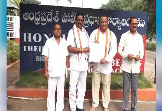 YS Sharmila : షర్మిలకు భద్రత పెంచాలని డీజీపీకి కాంగ్రెస్ నేతల వినతి YS Sharmila : షర్మిలకు భద్రత పెంచాలని డీజీపీకి కాంగ్రెస్ నేతల వినతి