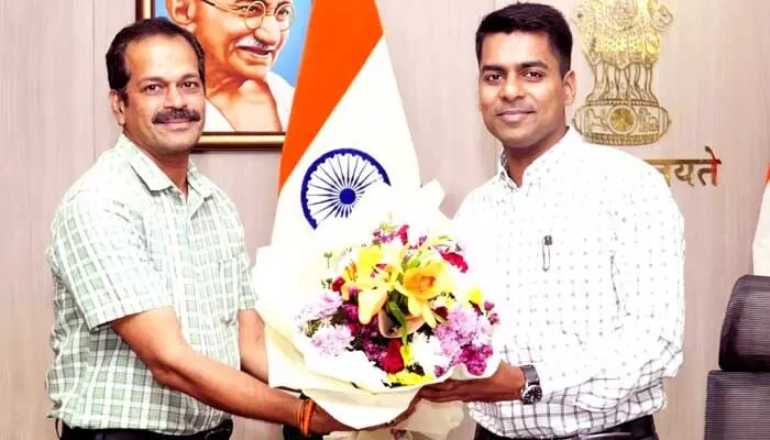 Additional Collector : బాధ్యతలు స్వీకరించిన అదనపు కలెక్టర్ Additional Collector : బాధ్యతలు స్వీకరించిన అదనపు కలెక్టర్