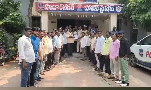 journalists : జర్నలిస్టుల పై జరుగుతున్న దాడులను అరికట్టాలి..