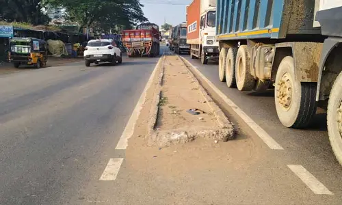 Tallada : ప్రమాదాలకు నిలయంగా తల్లాడ మండల రహదారి..
