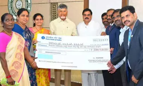 Free Gas Cylinder: పెట్రోలియం సంస్థలకు చెక్కు ఇచ్చిన సీఎం చంద్రబాబు
