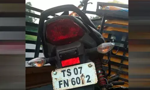 Bike theft : చుక్కాపూర్ లో పట్టపగలే బైక్ చోరీ