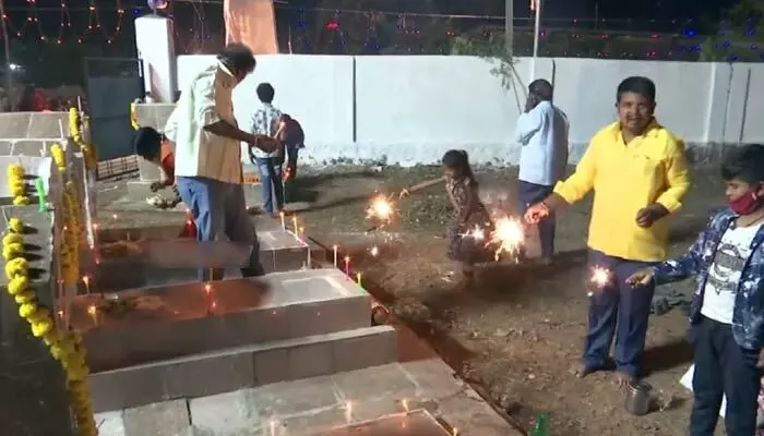 Diwali : శ్మశాన వాటికలో దీపావళి వేడుకలు.. అక్కడ ఇదే సంప్రదాయం అంటా! Diwali : శ్మశాన వాటికలో దీపావళి వేడుకలు.. అక్కడ ఇదే సంప్రదాయం అంటా!