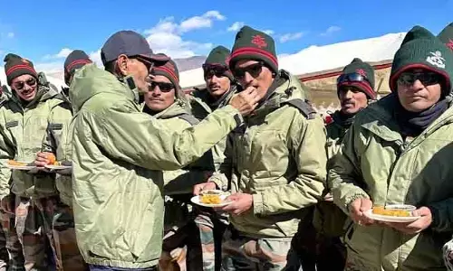 Bharat - China: సరిహద్దుల్లో అపూర్వ ఘట్టం.. భారత్-చైనా సైన్యాల దీపావళి సంబరాలు