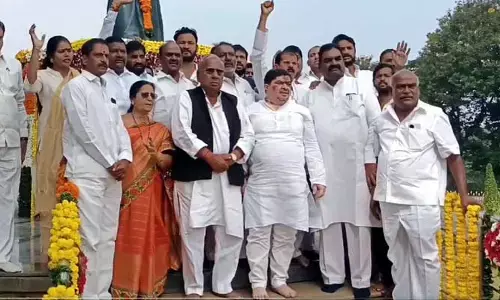Ponnam Prabhakar : ఇందిరా గాంధీకి నివాళులర్పించిన కాంగ్రెస్ నేతలు.. యువతకు మంత్రి సందేశం