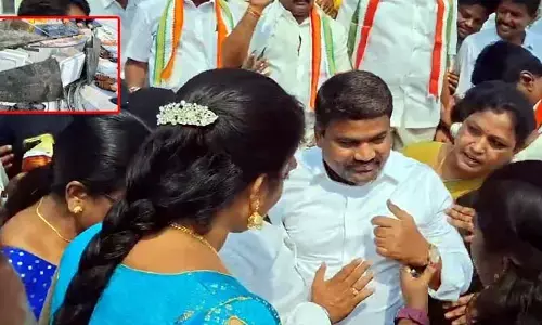 Congress MLA : నివాళులర్పిస్తూ.. కిందపడ్డ కాంగ్రెస్ ఎమ్మెల్యే! కూలిన గద్దె.. వీడియో వైరల్