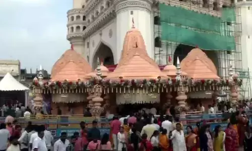 HYD: అయోధ్య ఆలయ నమూనాలో డెకరేషన్.. భాగ్యలక్ష్మీ ఆలయానికి పోటెత్తిన భక్తులు