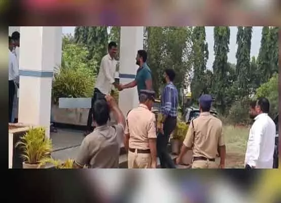 Raj Pakala: చేవెళ్ల ఎక్సైజ్ శాఖ కార్యాలయంలో విచారణకు హాజరైన రాజ్ పాకాల Raj Pakala: చేవెళ్ల ఎక్సైజ్ శాఖ కార్యాలయంలో విచారణకు హాజరైన రాజ్ పాకాల