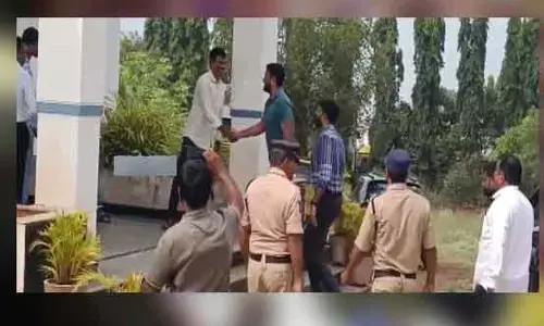 Raj Pakala: చేవెళ్ల ఎక్సైజ్ శాఖ కార్యాలయంలో విచారణకు హాజరైన రాజ్ పాకాల