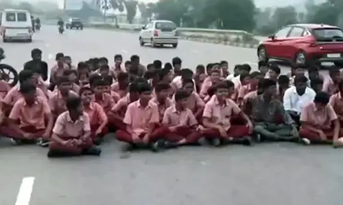 BC Gurukula students : నేషనల్ హైవేపై బీసీ గురుకుల విద్యార్థుల ఆందోళన
