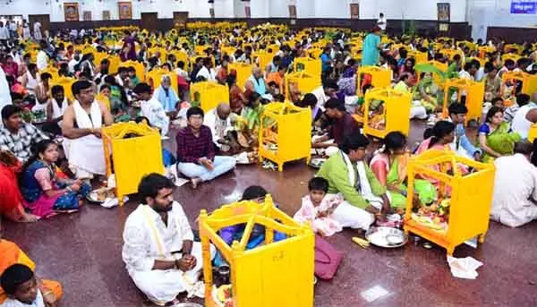Yadagirigutta : యాదగిరిగుట్టలో కార్తీక శోభ..జోరుగా సత్యనారాయణ స్వామి వ్రతాలు Yadagirigutta : యాదగిరిగుట్టలో కార్తీక శోభ..జోరుగా సత్యనారాయణ స్వామి వ్రతాలు