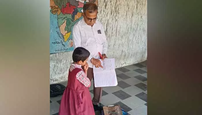 DEO : పాఠశాలను సందర్శించిన జిల్లా విద్యాధికారి.. DEO : పాఠశాలను సందర్శించిన జిల్లా విద్యాధికారి..