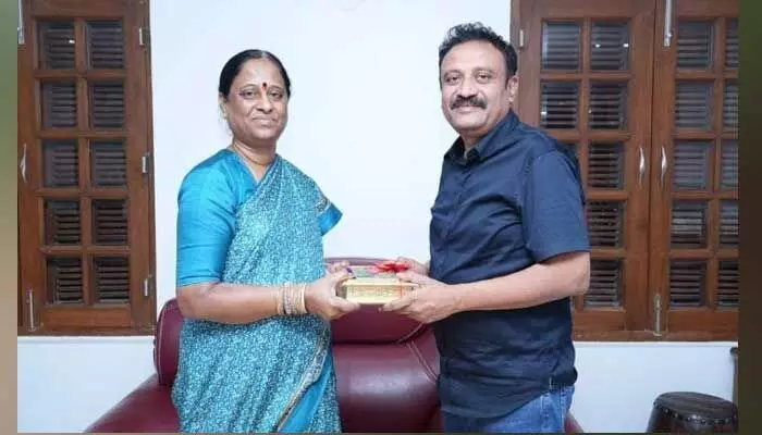మంత్రిని కలిసిన ఎమ్మెల్యే తోట.. మంత్రిని కలిసిన ఎమ్మెల్యే తోట..