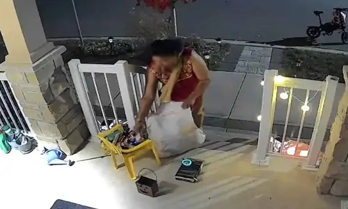 Viral Video : ఛీ.. ఇదేం పాడు బుద్ది! హాలోవీన్ వేడుకల్లో మహిళ దొంగతనం వైరల్