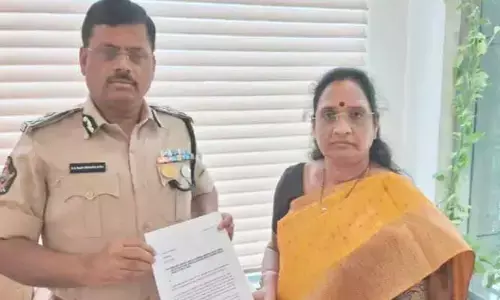 Vasireddy Padma: మాజీ ఎంపీపై పోలీసులకు వాసిరెడ్డి పద్మ ఫిర్యాదు.. అసలు కారణం ఇదే!