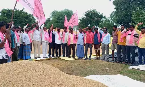 ఐకేపీ సెంటర్ వద్ద బీఆర్ఎస్ నాయకుల నిరసన..