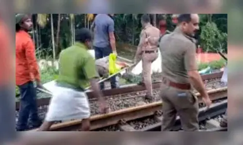 Train Accident : కేరళలో దారుణం.. రైలు ఢీకొని నలుగురు కార్మికులు దుర్మరణం