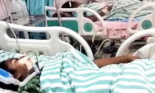 Food poisoning : ఫుడ్ పాయిజన్ అయిన విద్యార్థుల్లో ఒకరి పరిస్థితి విషమం