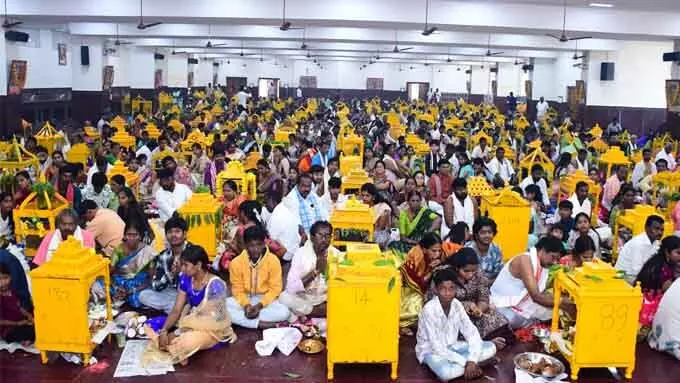 Yadagirigutta : యాదగిరిగుట్టలో భక్తజనులతో కిటకిట Yadagirigutta : యాదగిరిగుట్టలో భక్తజనులతో కిటకిట
