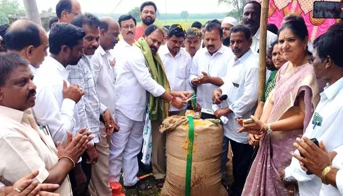 MLA : రైతులను అప్పుల ఊబిలో దింపిన కేసీఆర్ MLA : రైతులను అప్పుల ఊబిలో దింపిన కేసీఆర్