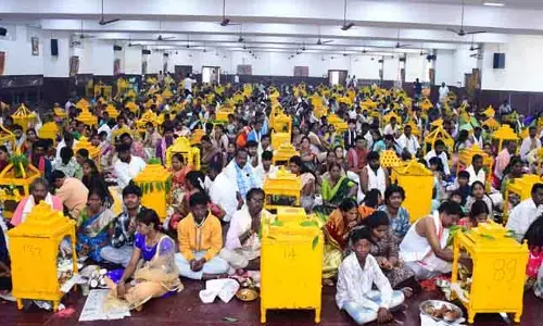 Yadagirigutta : యాదగిరిగుట్టలో భక్తజనులతో కిటకిట