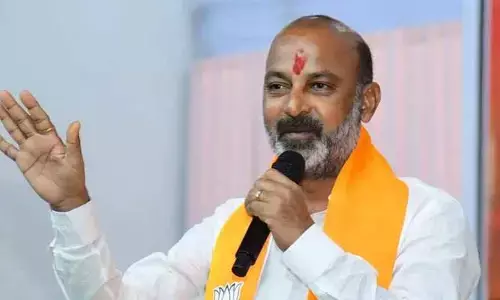 Bandi Sanjay: చర్యలు తీసుకోకుండా పొడిగింపు ఎందుకు.. కాంగ్రెస్ పై బండి సంజయ్ విమర్శ