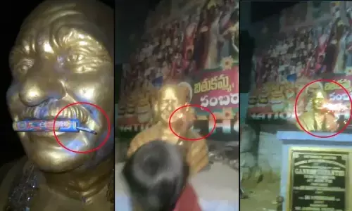 Firing Crackers : బాపుకి అవమానం! విగ్రహం నోట్లో బాంబులు పెట్టి పేల్చిన ఆకతాయిలు.. వీడియో వైరల్