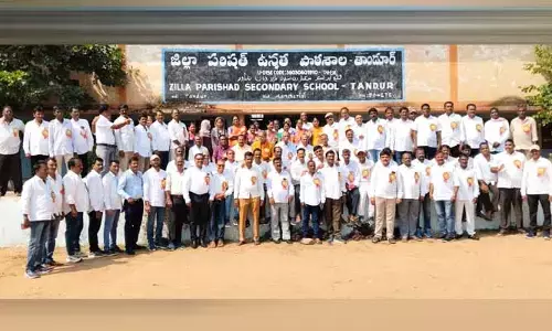 Tenth class students :33 ఏళ్ల తరువాత కలిసిన టెన్త్​ విద్యార్థులు