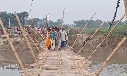 Aurai : విరాళాలతో బాగ్మతి నదిపై వంతెన.. ఆరాయ్ గ్రామస్తుల ఐకమత్యం