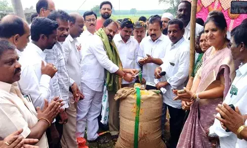 MLA : రైతులను అప్పుల ఊబిలో దింపిన కేసీఆర్‌