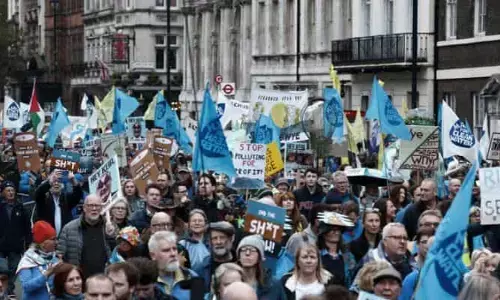 London : స్వచ్ఛ జలాల కోసం లండన్‌లో నిరసన గళం