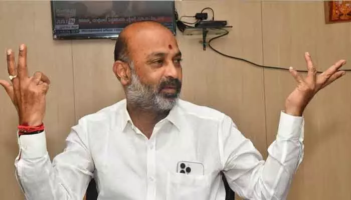 నాయకులు తిట్టుకుంటున్నారంటే పాలనలో విఫలమైనట్టే.. బండి సంజయ్ షాకింగ్ కామెంట్స్ నాయకులు తిట్టుకుంటున్నారంటే పాలనలో విఫలమైనట్టే.. బండి సంజయ్ షాకింగ్ కామెంట్స్